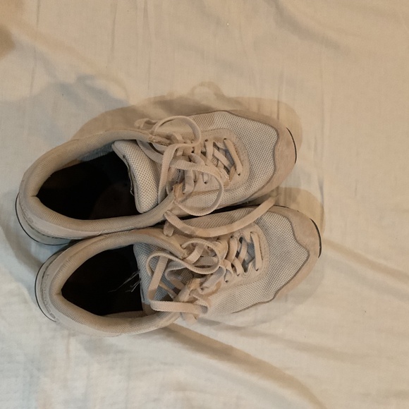 New balance shoes 8.5 - Picture 4 of 9